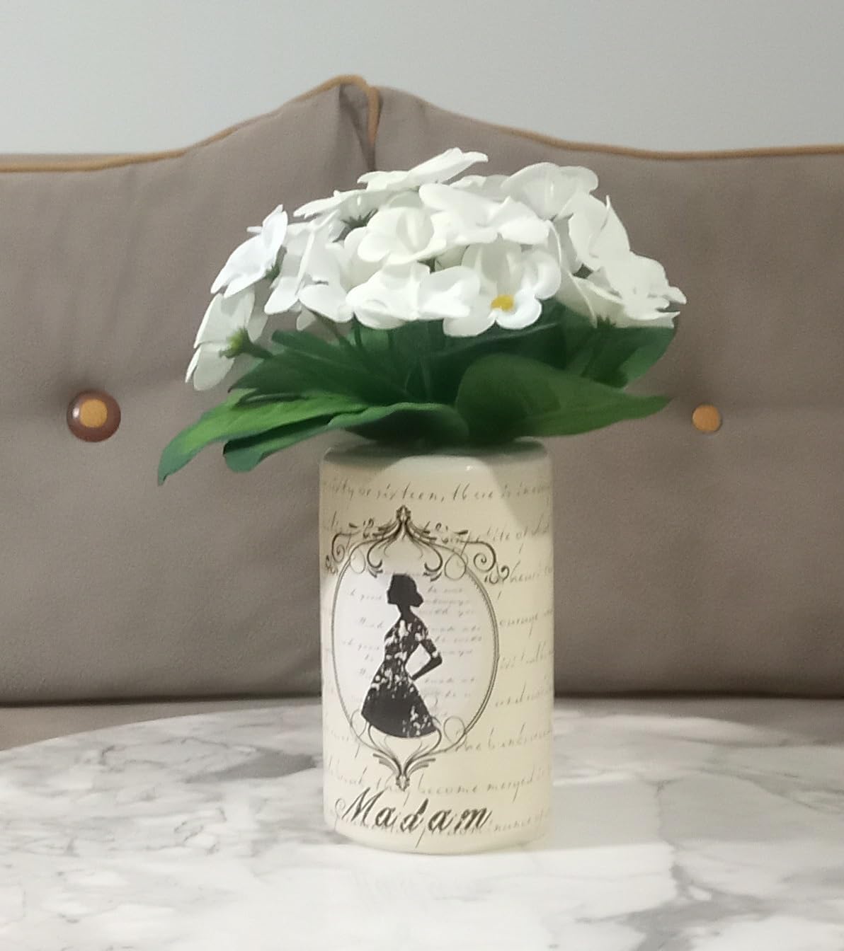 DAHİL,VAZO DAHİL,VAZODA ÇİÇEK,BEYAZ YAPAY ÇİÇEK,VAZO DEKORATİF MADAM DESENLİ 7X7X16CM